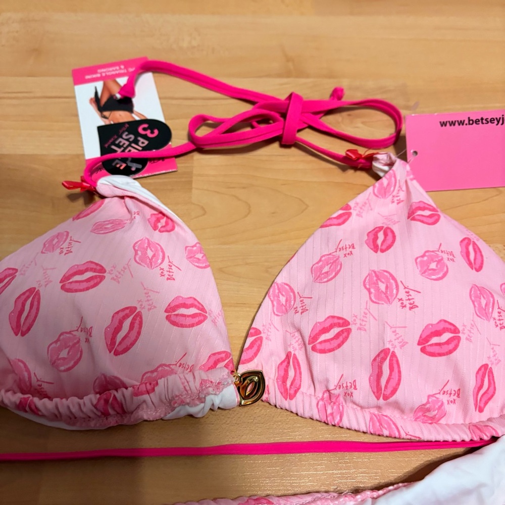 New Betsey Johnson Pink Lip-Print Bikini Set With Sarong Large - Picture 4 of 8